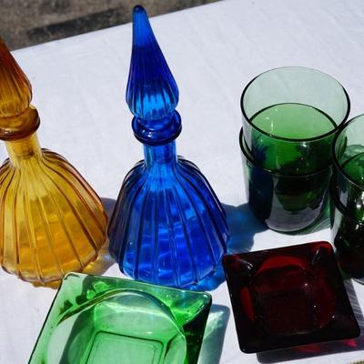 FUN GROUPING OF VINTAGE GLASS ITEMS TO INCLUDE/ HOSTESS TRAYS BEST WISHES/LUCITE TURTLE