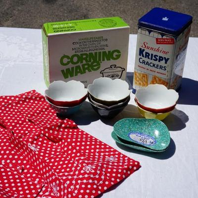 GROUPING VINTAGE KITCHEN kRISPY CRACKER TIN