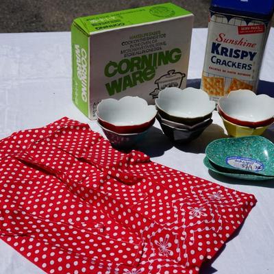 GROUPING VINTAGE KITCHEN kRISPY CRACKER TIN