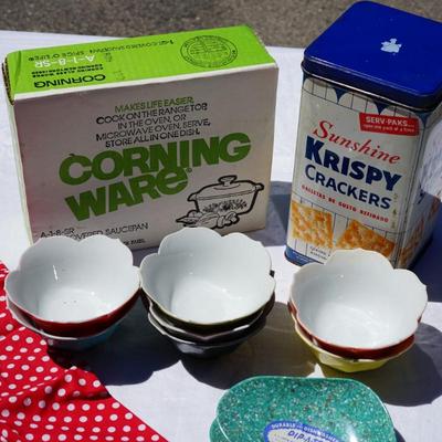 GROUPING VINTAGE KITCHEN kRISPY CRACKER TIN