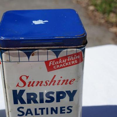 GROUPING VINTAGE KITCHEN kRISPY CRACKER TIN