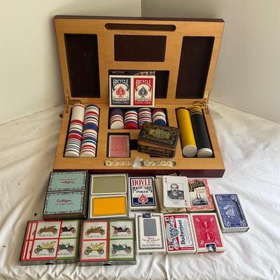 G1065 Lot of Poker Case and Cards