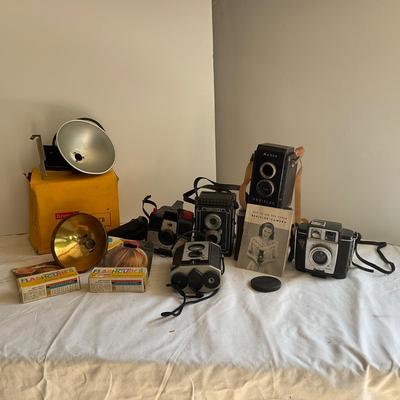 G1077 Lot of Vintage Camera Equipment