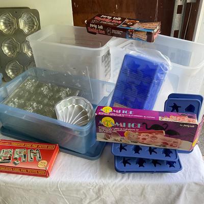 G1095 Large lot of candy and ice molds