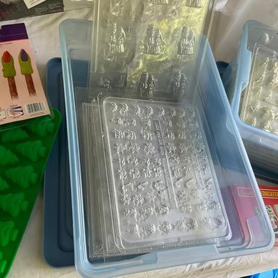 G1095 Large lot of candy and ice molds