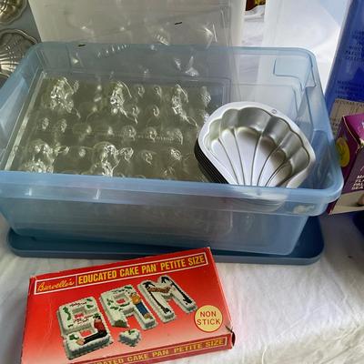 G1095 Large lot of candy and ice molds