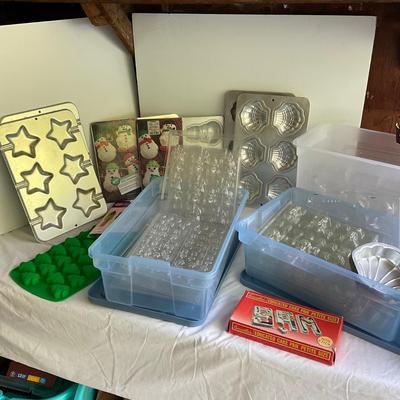 G1095 Large lot of candy and ice molds