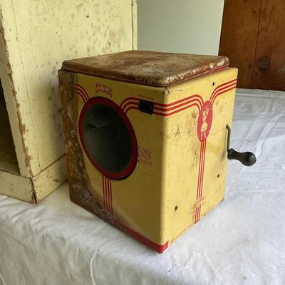 G1100 Vintage General Electric Toy Consolette with small Crank Wolverine Lundriette and records