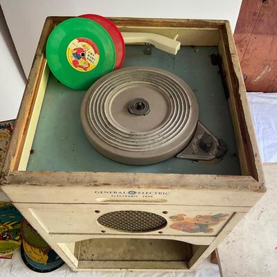 G1100 Vintage General Electric Toy Consolette with small Crank Wolverine Lundriette and records