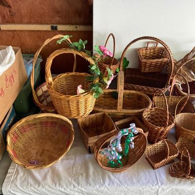 G1108 Large Lot of Vintage Baskets