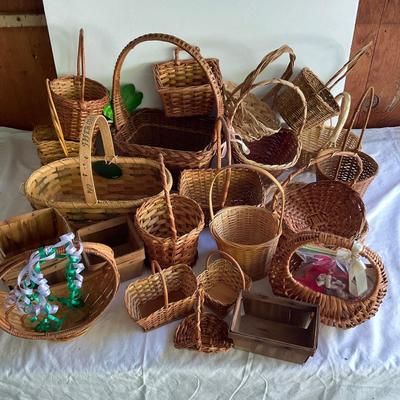 G1108 Large Lot of Vintage Baskets