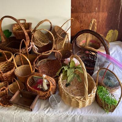 G1108 Large Lot of Vintage Baskets
