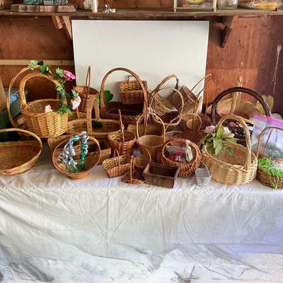 G1108 Large Lot of Vintage Baskets
