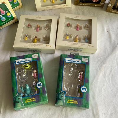 G1118 Lot of Disney Miniature Ornaments