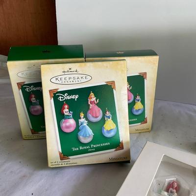 G1118 Lot of Disney Miniature Ornaments