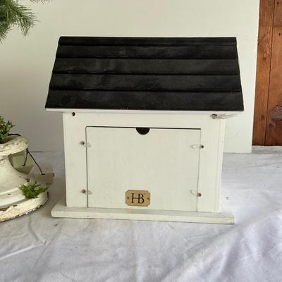 G1121 Home Bazaar Bird House with Pedestal Light up Tree