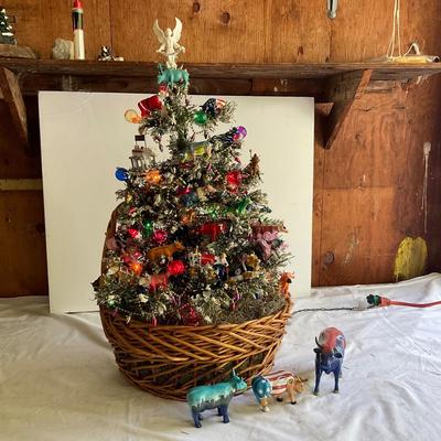 G1124 Miniature Cow Decorated Christmas Tree with Cow Figures
