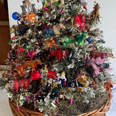 G1124 Miniature Cow Decorated Christmas Tree with Cow Figures
