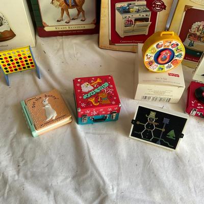G1129 Large Lot of Hallmark Motion and Light up Ornaments