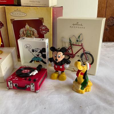 G1129 Large Lot of Hallmark Motion and Light up Ornaments