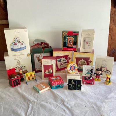 G1129 Large Lot of Hallmark Motion and Light up Ornaments
