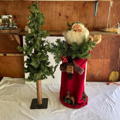 G1130 Old World Santa Figure & Tree