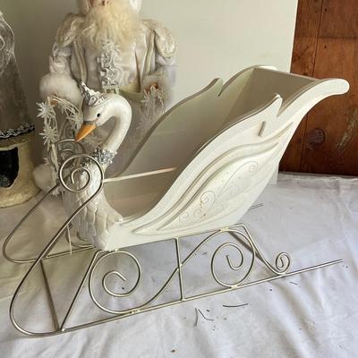 G1132 White Santa and Sleigh lot