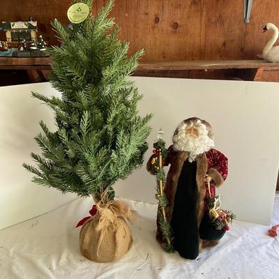 G1138 Old World Santa Tree Topper and National Tree Co. Burlap Tree