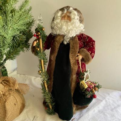 G1138 Old World Santa Tree Topper and National Tree Co. Burlap Tree