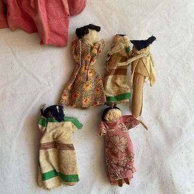 G1156 Vintage Childs Dress Clothes Pin Holder with Antique Clothes Pin Dolls
