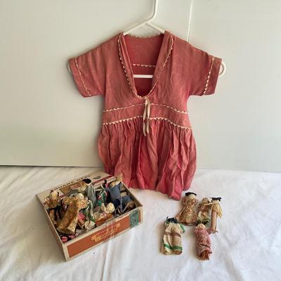 G1156 Vintage Childs Dress Clothes Pin Holder with Antique Clothes Pin Dolls