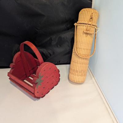 Signed Wicker Wine Caddie & Strawberry Wood Sawmill Critters Selmer Tenn. (DR)
