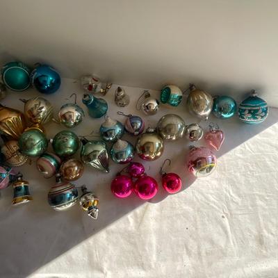G1189 Large Lot of Vintage SHINY BRITE Glass Ornaments with Storage box