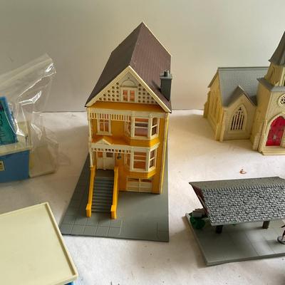 G1192 Lot of HO Train Bachman, Tyco With Houses & Accessories