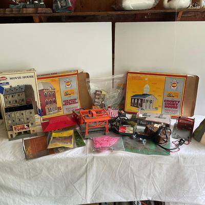 G1192 Lot of HO Train Bachman, Tyco With Houses & Accessories