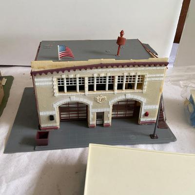 G1192 Lot of HO Train Bachman, Tyco With Houses & Accessories