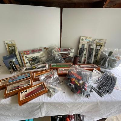 G1192 Lot of HO Train Bachman, Tyco With Houses & Accessories