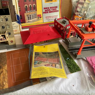 G1192 Lot of HO Train Bachman, Tyco With Houses & Accessories