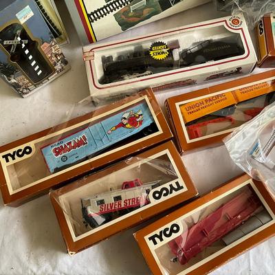 G1192 Lot of HO Train Bachman, Tyco With Houses & Accessories