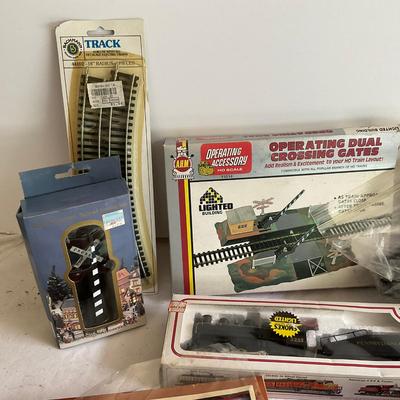 G1192 Lot of HO Train Bachman, Tyco With Houses & Accessories