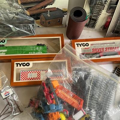 G1192 Lot of HO Train Bachman, Tyco With Houses & Accessories