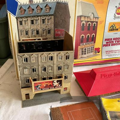 G1192 Lot of HO Train Bachman, Tyco With Houses & Accessories