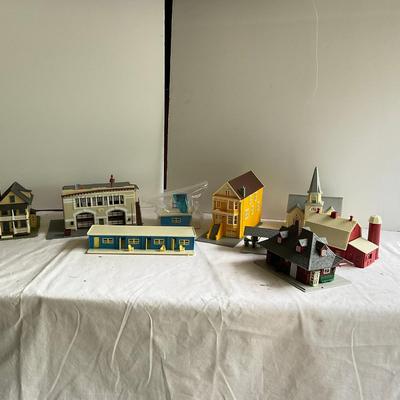 G1192 Lot of HO Train Bachman, Tyco With Houses & Accessories