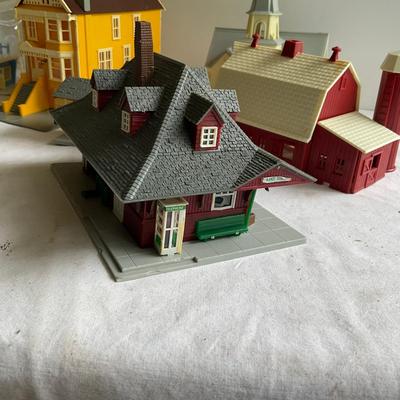 G1192 Lot of HO Train Bachman, Tyco With Houses & Accessories