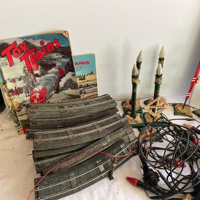 G1198 Antique American Flyer Train With Metal Accessories