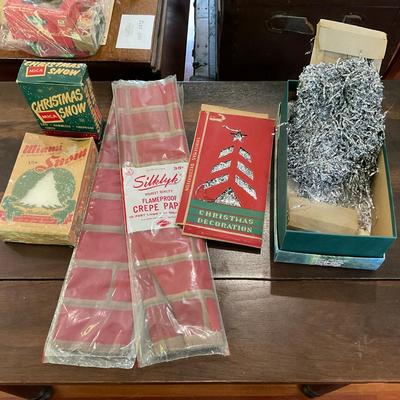 L1220 Antique Christmas Snow Tinsel & Crepe Paper
