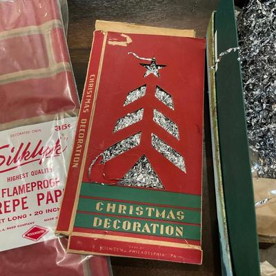 L1220 Antique Christmas Snow Tinsel & Crepe Paper