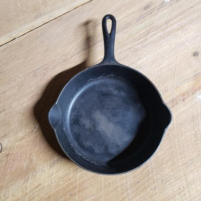 Griswold #5 and 8.5 Cast Iron Pots and More (DR-KD)