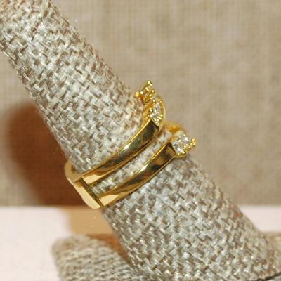 Size 10 Split 2 Tier Setting & Clear Stones Ring on a Gold Tone Band (5.2g)