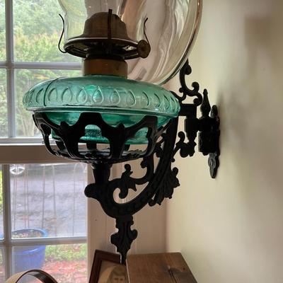 K692 Antique Cast Iron Single Arm Oil Lamp